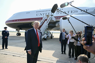 トランプ米大統領、新専用機に初搭乗