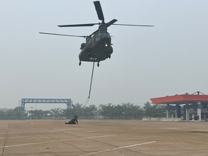 陸自ヘリが消火活動　インドネシア