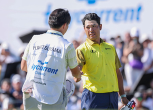 握手する松山　米男子ゴルフ