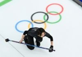 ストーンを投じた吉村　五輪