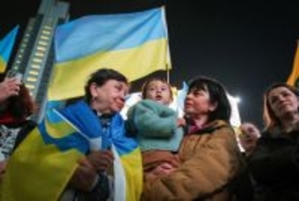 終結願い、浮かぶ国旗