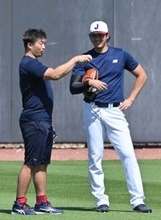談笑する大谷と鈴木　野球