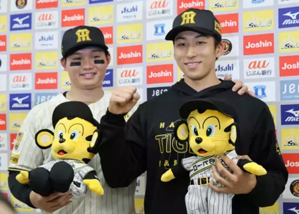 ポーズを取る茨木と森下　プロ野球