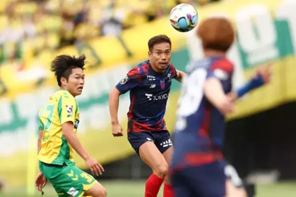 ヘディングする長友　Ｊリーグ