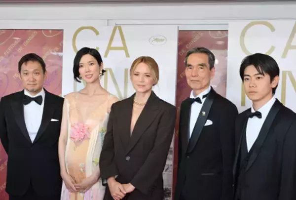 取材に応じる濱口監督と出演者