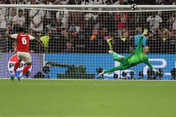 苦しみながら偉業＝パリ・サンジェルマン、熱戦制す―サッカー欧州ＣＬ