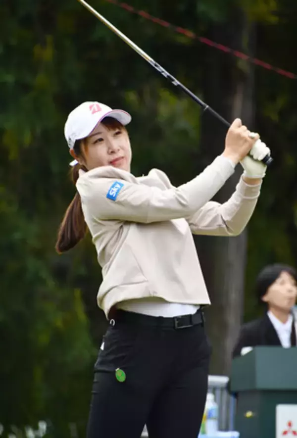 ルーキー荒木、都が首位＝三菱電機女子ゴルフ