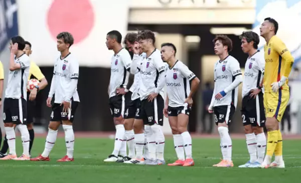 肩を落とす長友ら　天皇杯サッカー