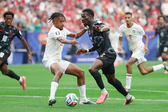 攻め込むオルワセイ　Ｗ杯サッカー