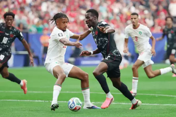 攻め込むオルワセイ　Ｗ杯サッカー