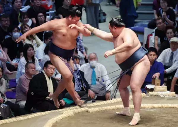 玉鷲の押し出し