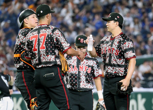 マウンドに集まる巨人ナイン　プロ野球