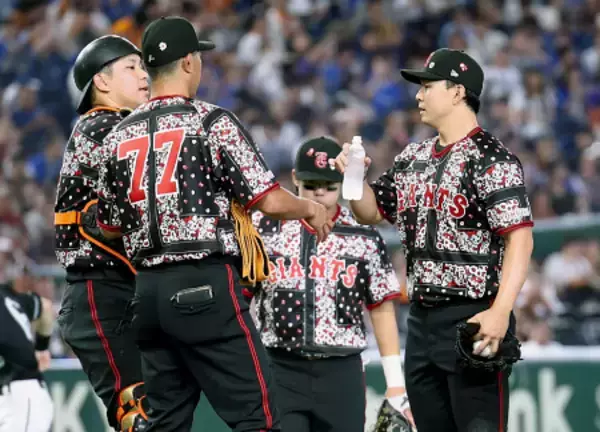 マウンドに集まる巨人ナイン　プロ野球
