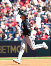 塁を回る村上　大リーグ