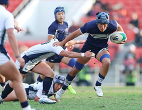 足立の突進　高校ラグビー