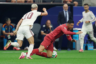 倒されるロナルド　Ｗ杯サッカー