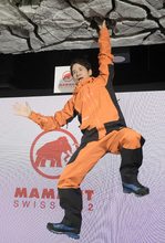 岡田准一さん、今回は岩にぶら下がる