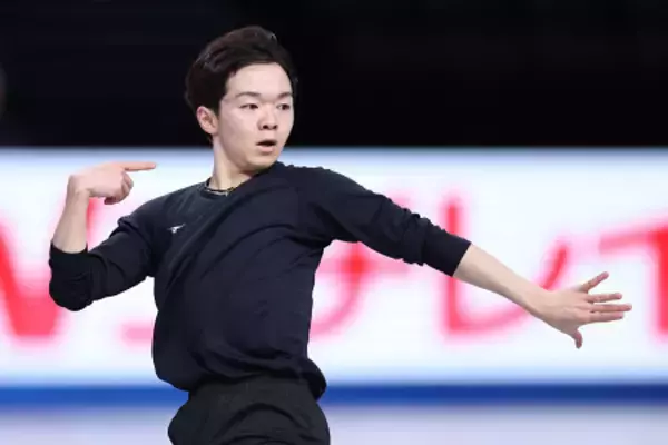 調整する鍵山　フィギュア