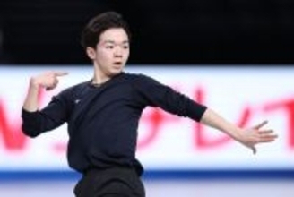 調整する鍵山　フィギュア