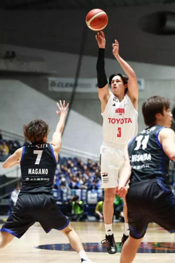 シュートを放つテーブス