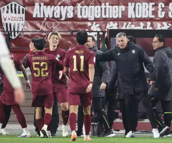 酒井を祝福する監督ら　サッカー