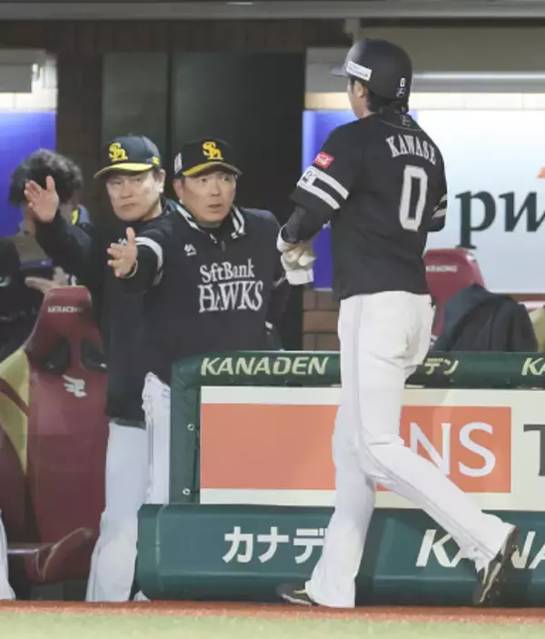 川瀬を迎える小久保監督　プロ野球
