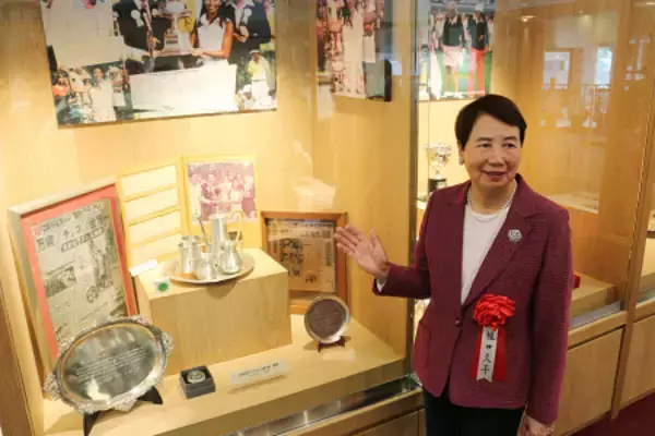 展示品を紹介する樋口さん