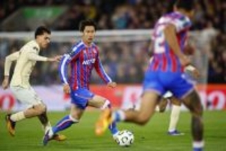 ボールを運ぶ鎌田　サッカー