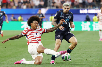 ボールを奪うリチャーズ　Ｗ杯サッカー