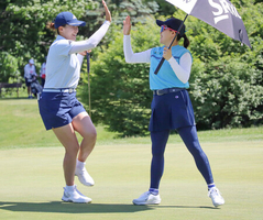 勝みなみ、渋野日向子組が４位で最終日へ＝米女子ゴルフ