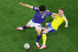 ボールをキープする上田　Ｗ杯サッカー