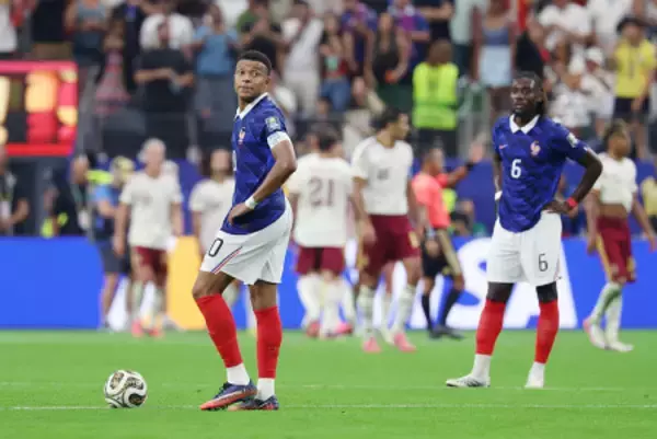 浮かない表情のエムバペ　Ｗ杯サッカー