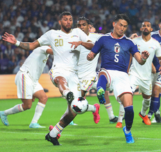 競り合う渡辺　サッカー日本代表
