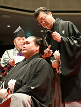 元横綱照ノ富士の断髪式　大相撲