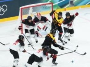 ディフェンスする志賀紅ら　五輪