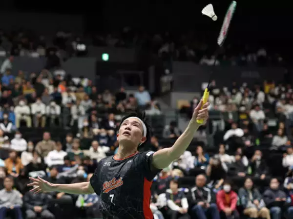 プレーする桃田