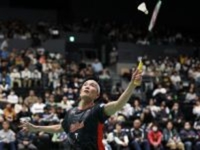 プレーする桃田