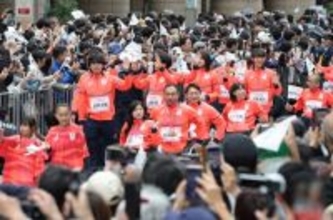 「りくりゅう」ら、東京・日本橋でパレード＝ミラノ・コルティナ選手団