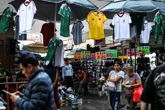 街にあふれるサッカーＷ杯コピー商品、公式グッズ高騰で増える需要 メキシコ
