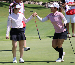 小柄ながら堂々と＝古江、西村組―米女子ゴルフ