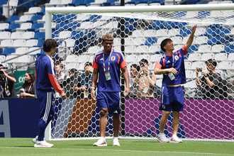 試合会場を確認する鈴木彩ら