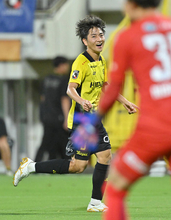 喜ぶ小泉　Ｊリーグ