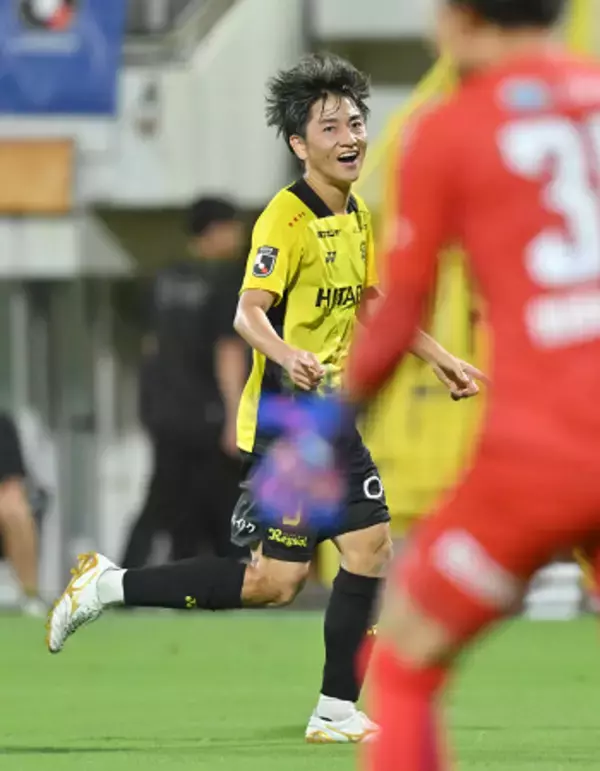 喜ぶ小泉　Ｊリーグ