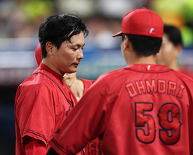 ベンチに戻る栗林　プロ野球