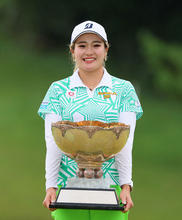 優勝した桑木　女子ゴルフ