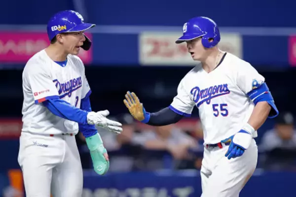 福永に迎えられる細川　プロ野球