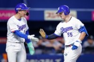 福永に迎えられる細川　プロ野球