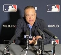 質問に答えるロバーツ監督　大リーグ