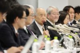 記者会見する角川被告