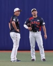 腕さするメジャー組＝侍ジャパン